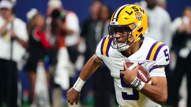 Jayden Daniels lsu quarterback